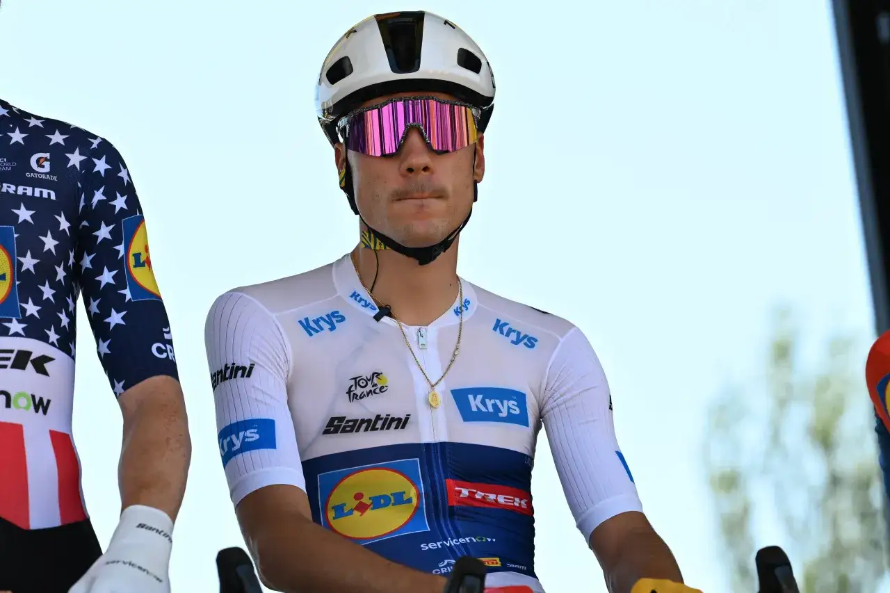 Juan Ayuso im weißen Trikot mit 
