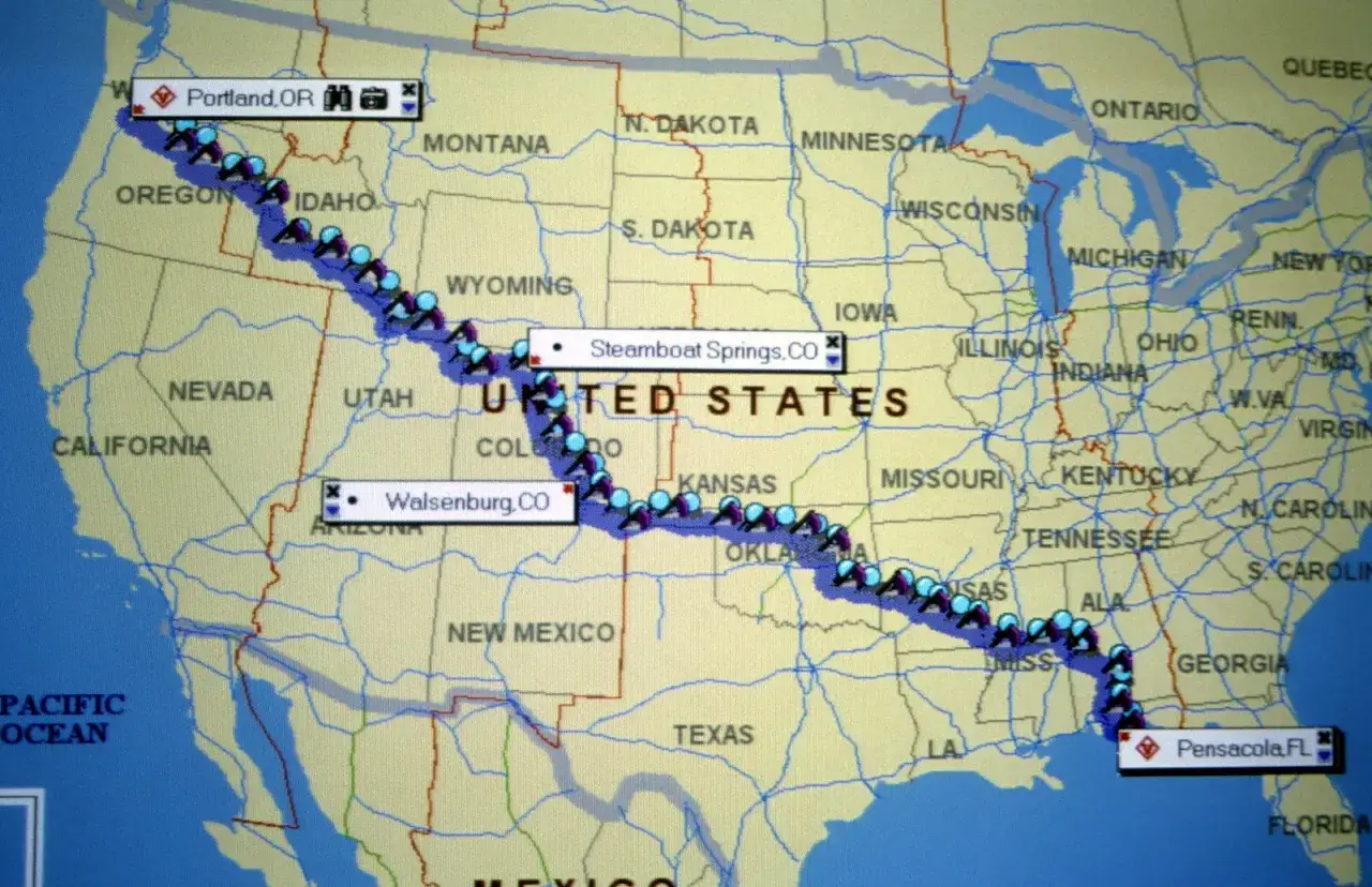Karte zeigt eine Route von Portland, OR nach Pensacola, FL. Die Route führt quer durch die USA, eine echte 