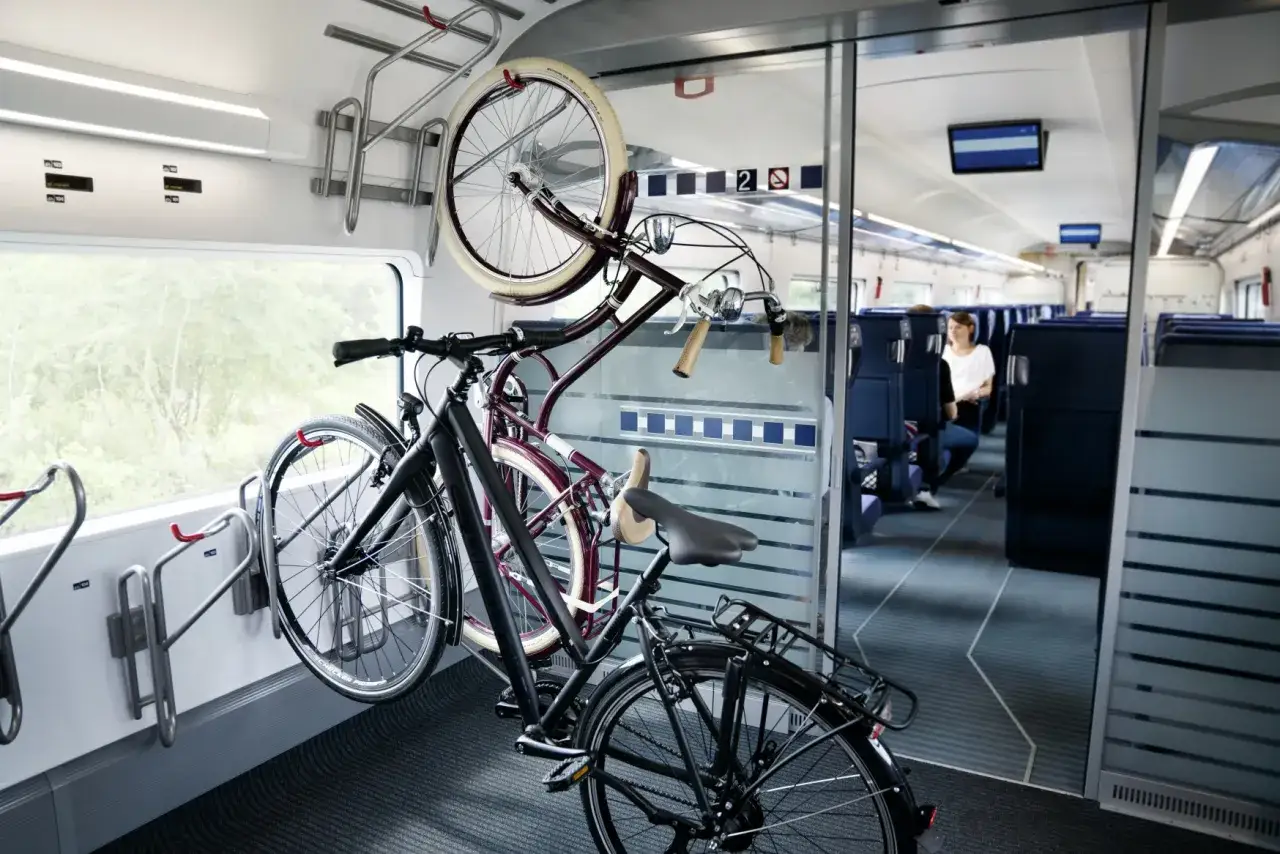 Zwei Fahrräder sind sicher im Zug verstaut, bereit für die Reise. Mit dem e bike im zug mitnehmen wird die Anreise zum Ausflugsziel.