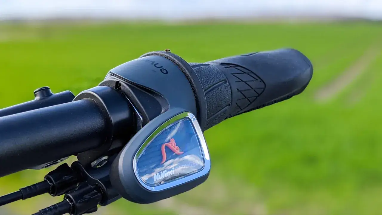 Fahrradlenker mit NuVinci Schaltung und Griff. Im Hintergrund grüne Felder.