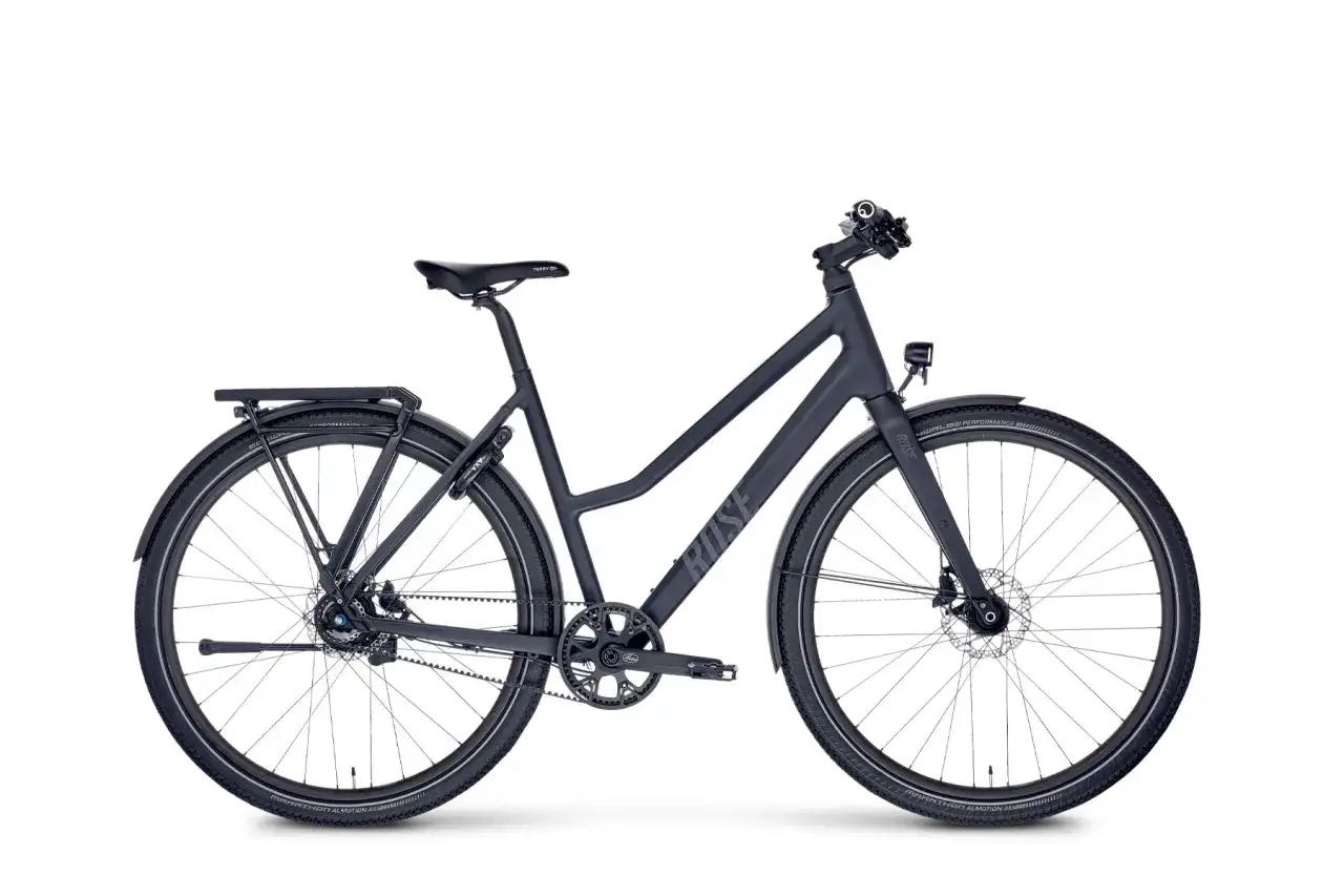 Dunkelgraues Rose Black Lava 2 Test Fahrrad mit Gepäckträger und Schutzblechen.