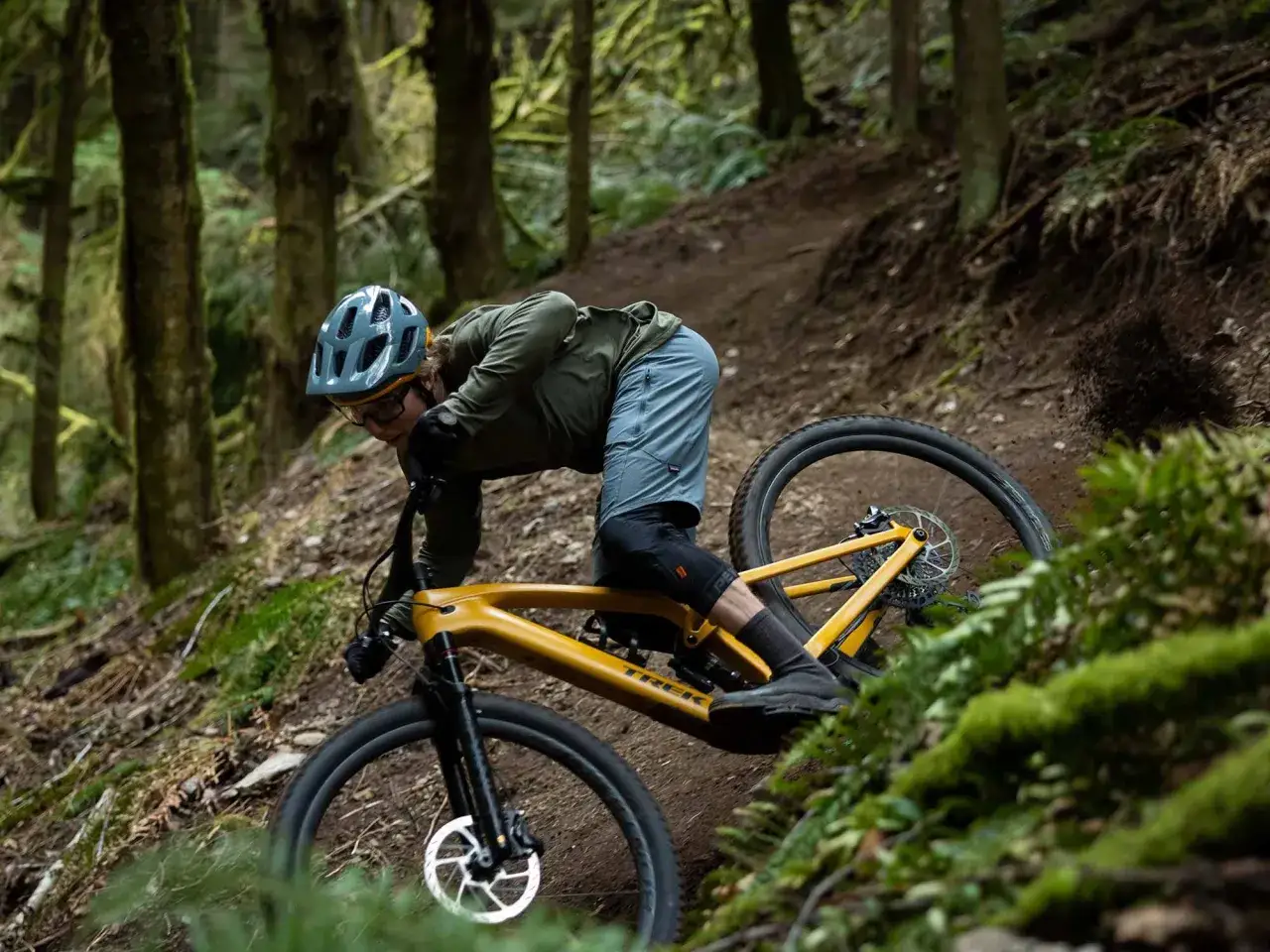 Fahrer testet ein leichtes EMTB auf einem Waldtrail.