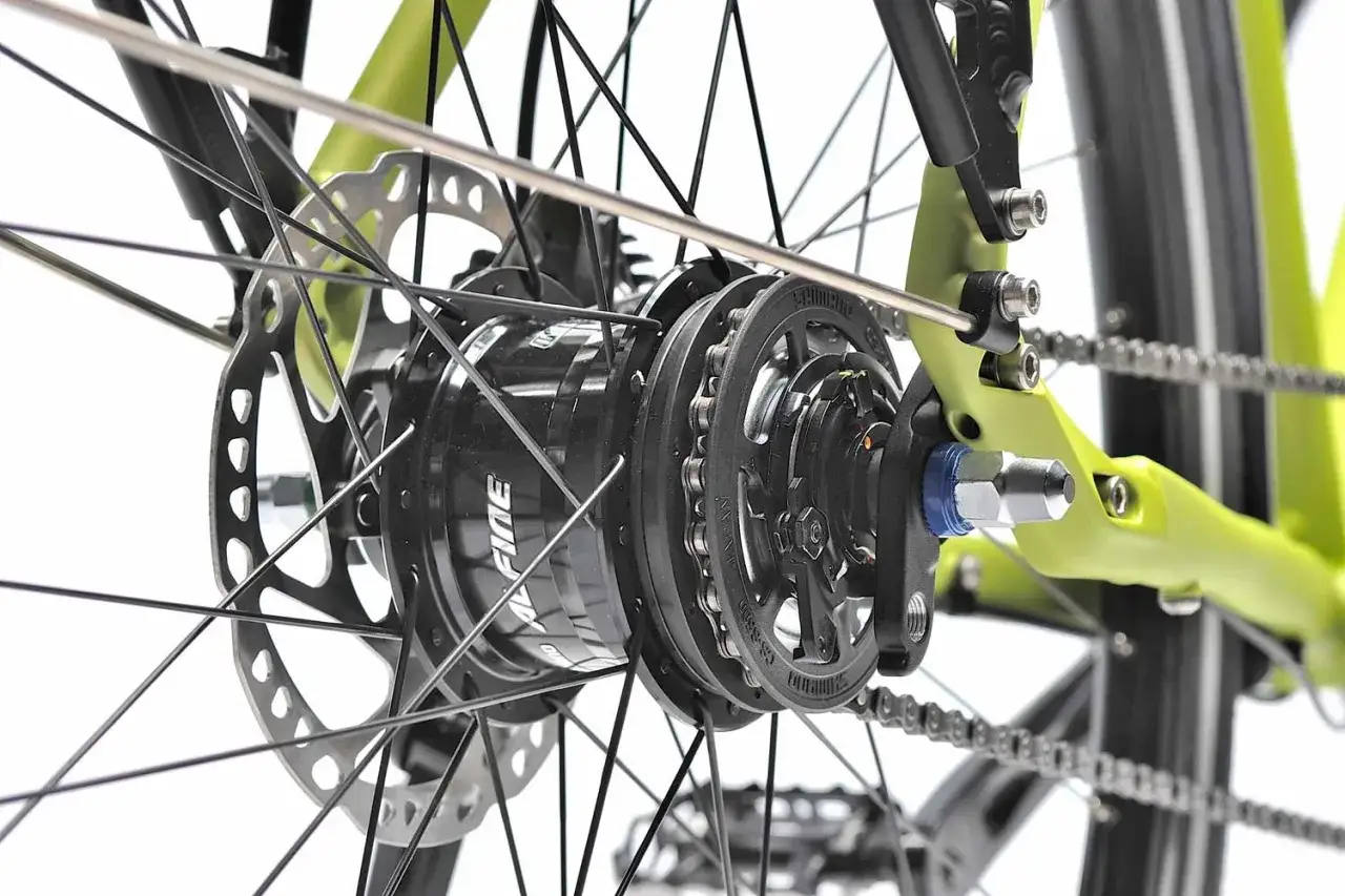 Nahaufnahme einer Fahrradnabe mit Alfine 11-Gang-Schaltung, Scheibenbremse und Kette.