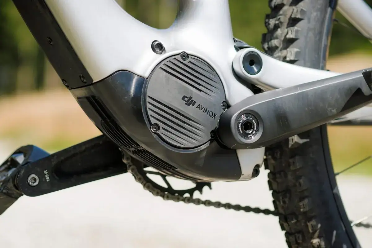 Nahaufnahme des E-Bike-Antriebs mit dem DJI AVINOX Logo.