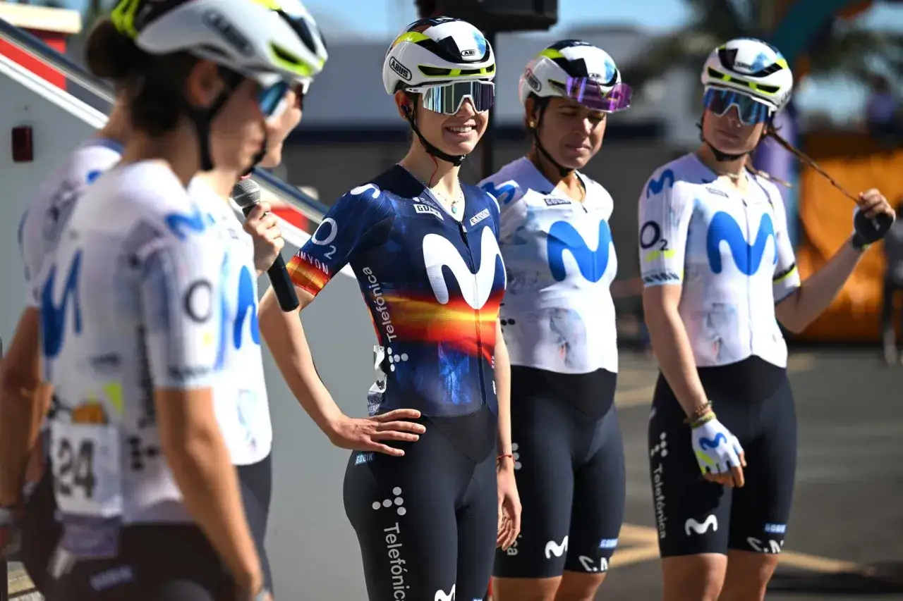 Radfahrerinnen des Movistar Team in ihren Trikots, bereit für den Wettkampf.