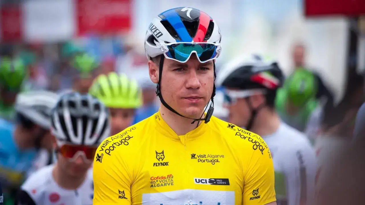 Fabio Jakobsen trägt ein gelbes Trikot mit