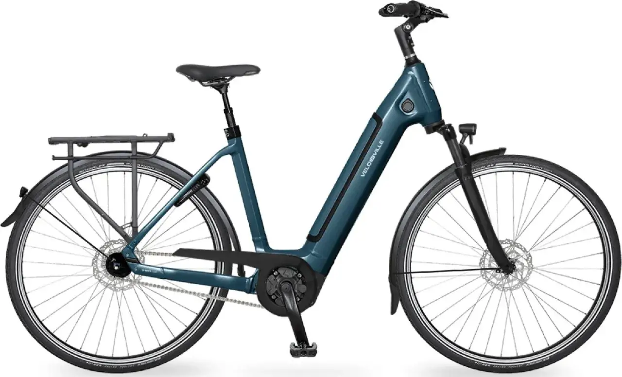 Dunkelblaues E-Bike mit Gepäckträger und integriertem Akku. Gute Velo de ville Erfahrungen sind mit diesem Modell garantiert.