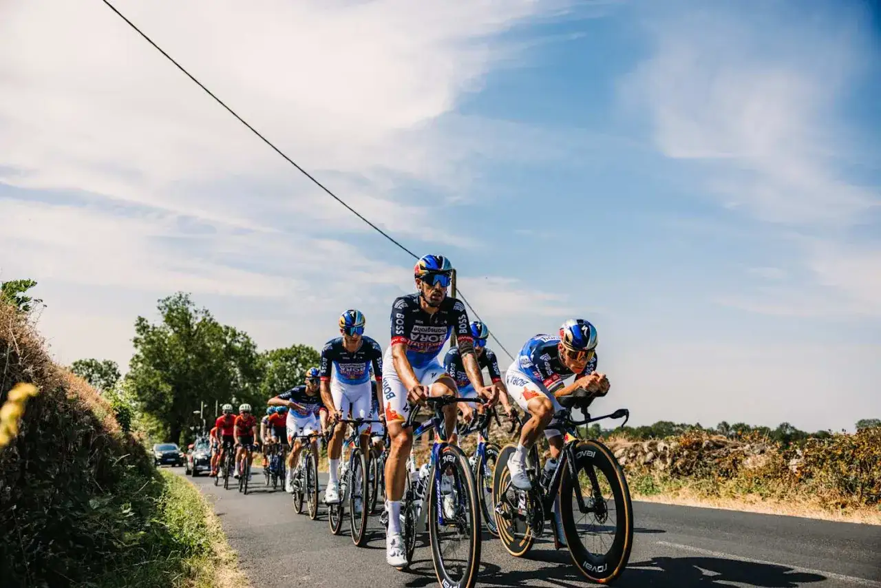 Radfahrer des Teams Bora-Hansgrohe auf einer Straße, bereit für den nächsten Renntag nach dem Tour de France Ruhetag.