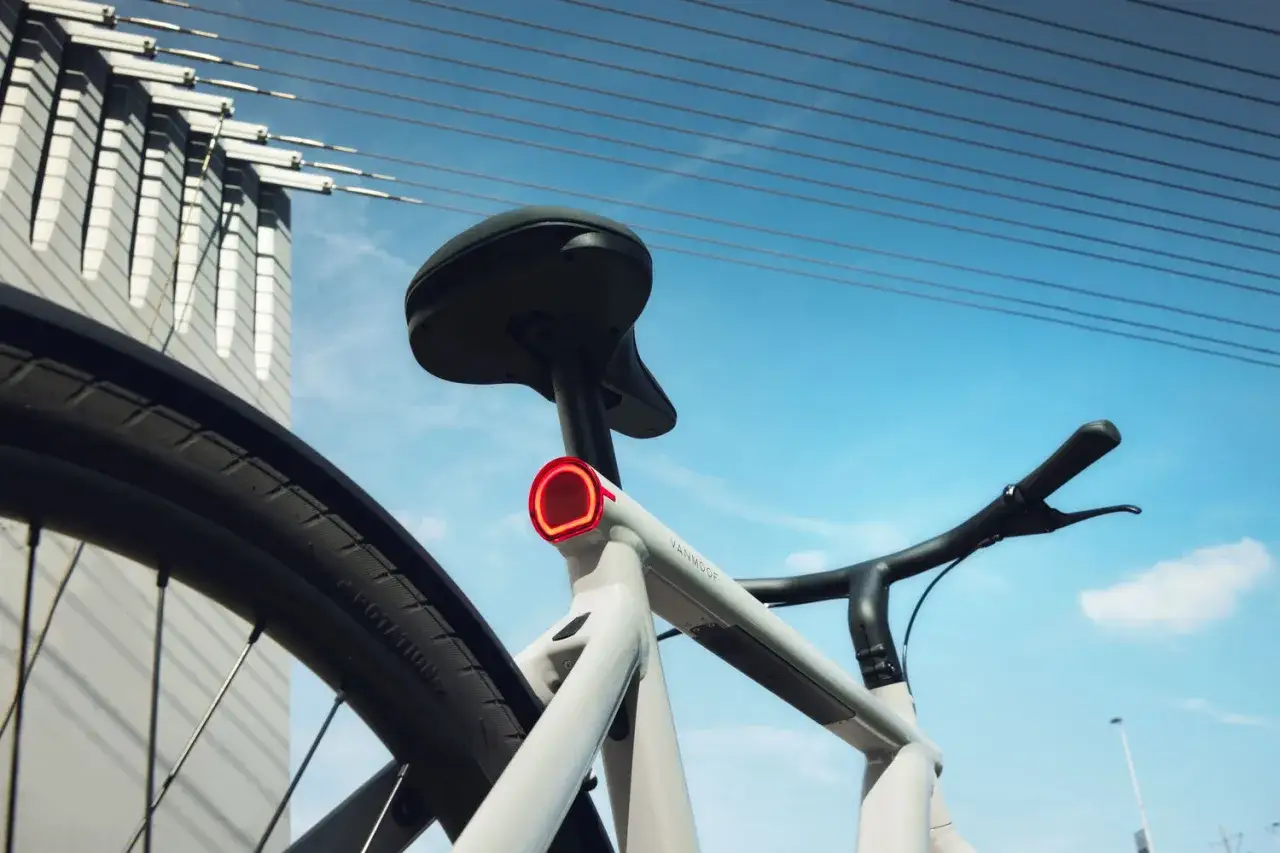 VanMoof insolvent: Ein weißes Fahrrad mit rotem Rücklicht und dem Schriftzug