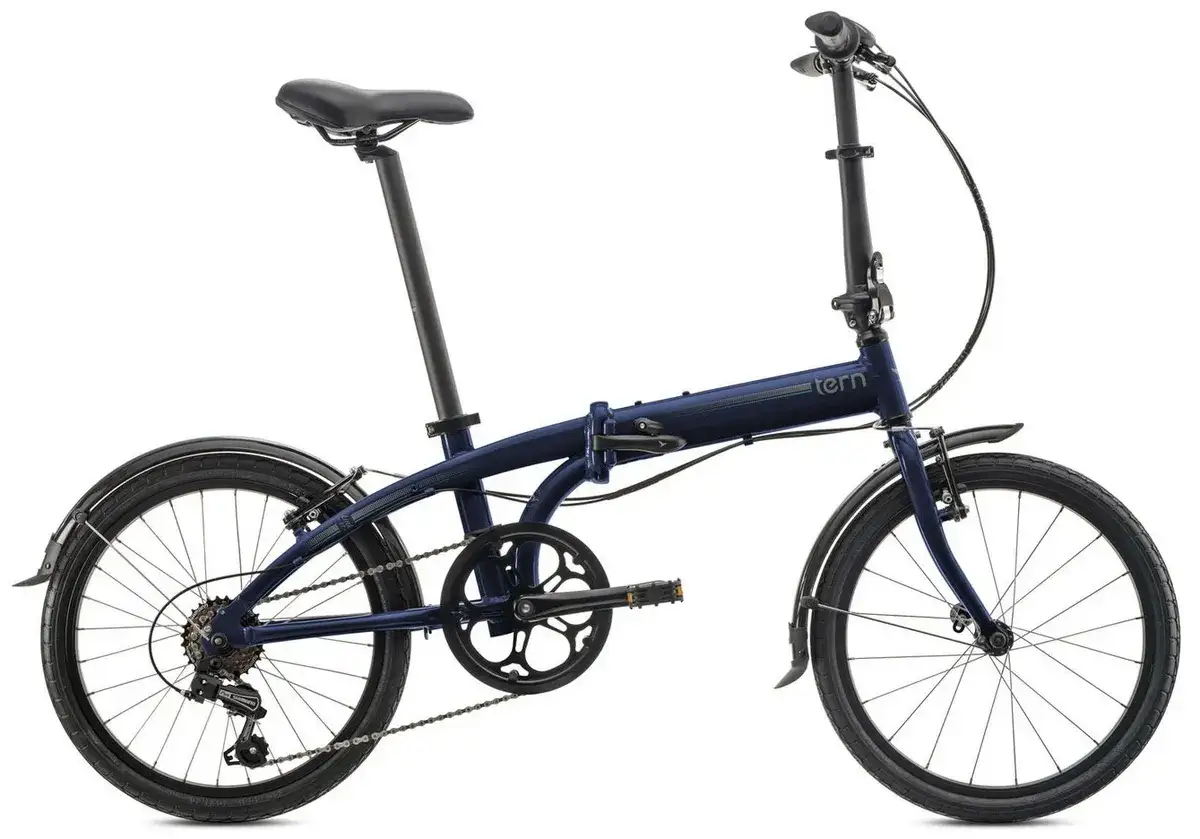 Ein faltbares Tern-Fahrrad, ein Beispiel für kompakte Fahrradtypen, in Dunkelblau mit Schutzblechen und Gangschaltung.