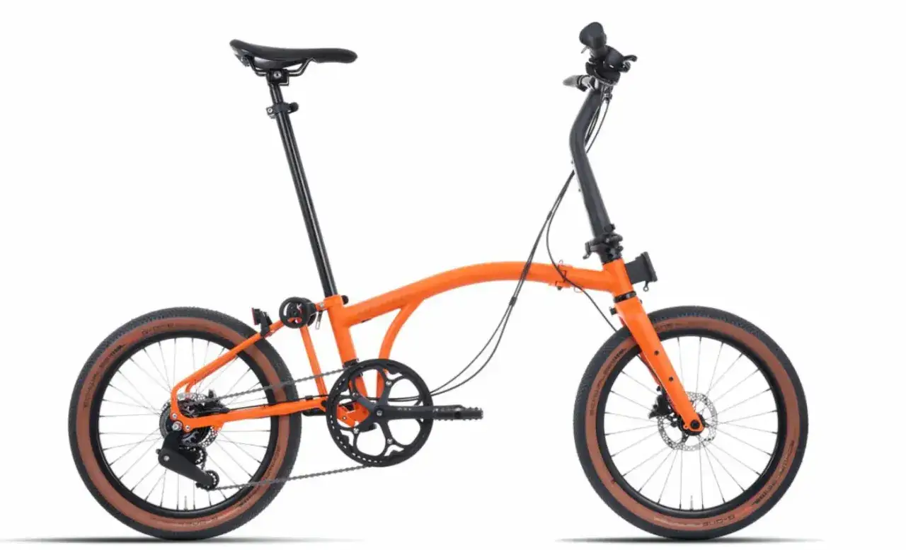 Orange Brompton Electric im Test. Dieses faltbare E-Bike mit Scheibenbremsen und breiten Reifen ist bereit für die Stadt.