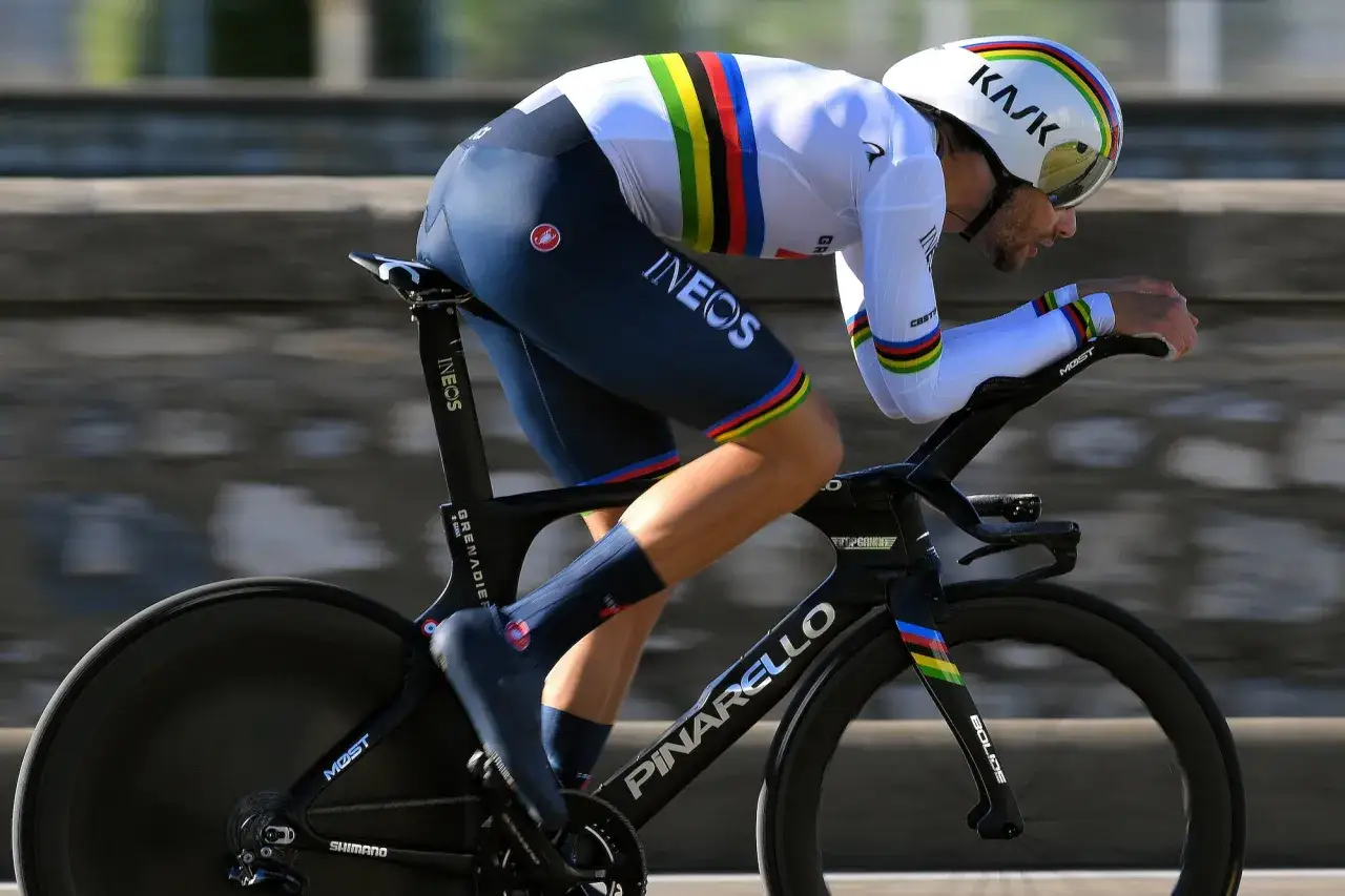 Filippo Ganna im Zeitfahr-Outfit, konzentriert auf dem Rennrad.