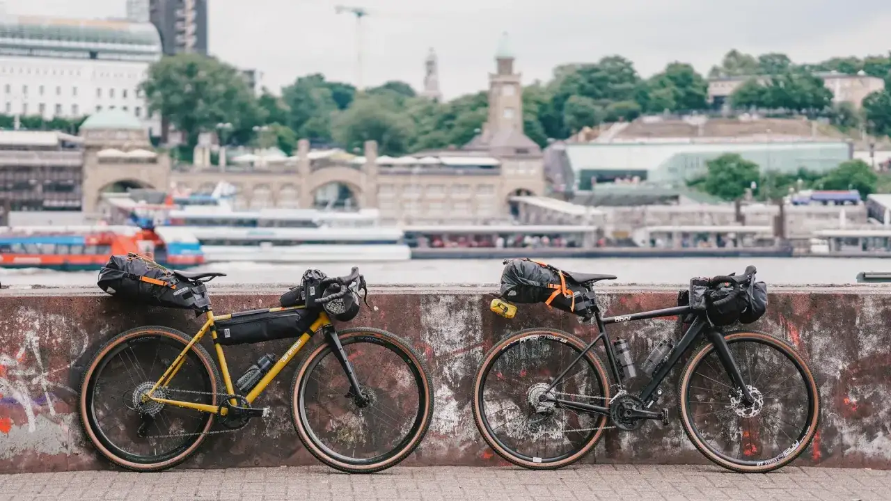 Zwei Gravelbikes mit Gepäcktaschen stehen bereit für Rennradtouren Deutschland. Im Hintergrund die Hamburger Hafencity.