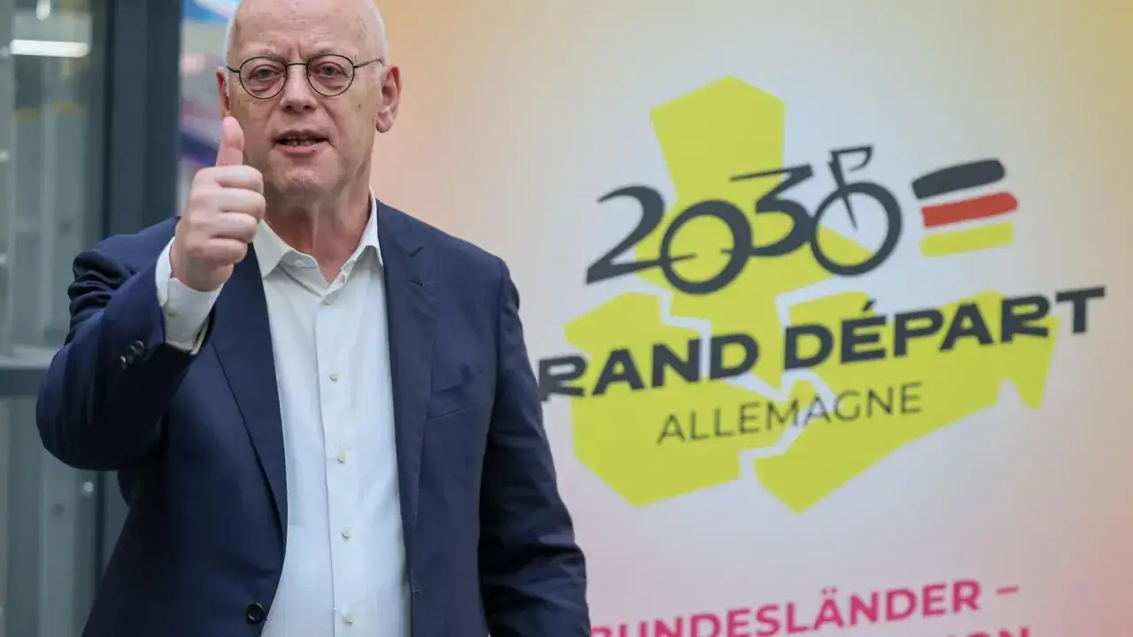 Mann mit Daumen hoch vor Logo