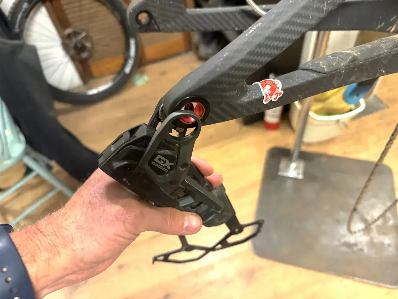 Hand hält SRAM GX Schaltwerk für die Einstellung der Schaltung.