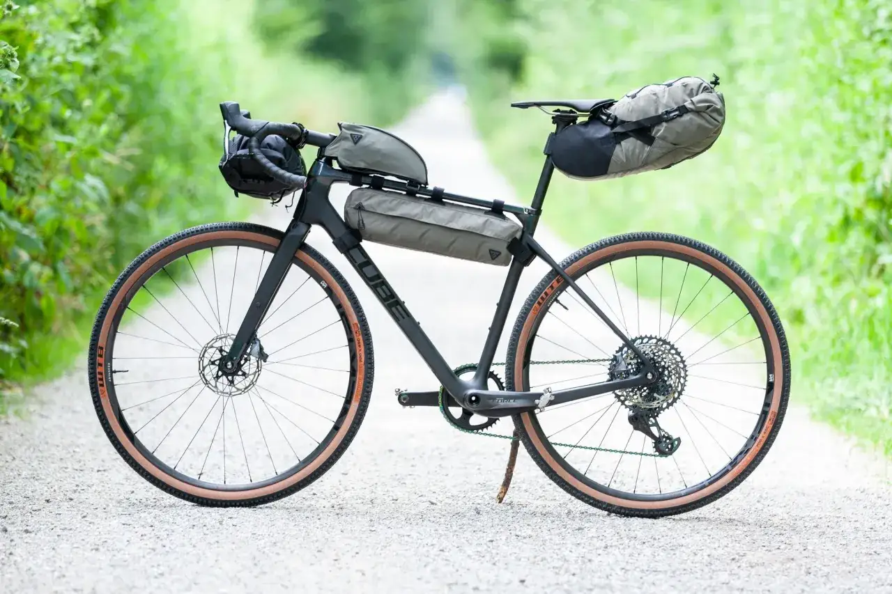 Gravelbike mit Bikepacking-Taschen, bereit für Gravel Touren Deutschland.