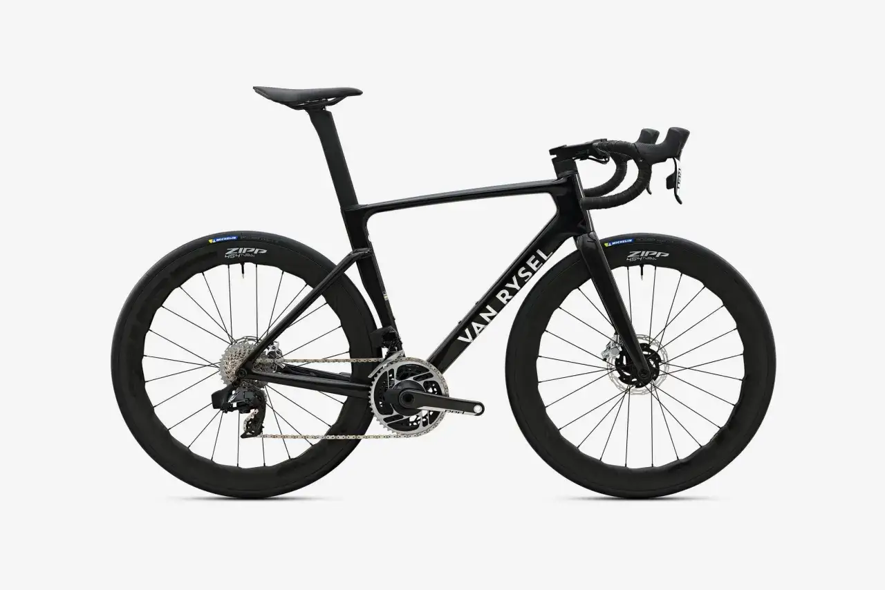 Schwarzes Van Rysel Rennrad mit Zipp Laufrädern, bereit für den Tour de France Sieg.