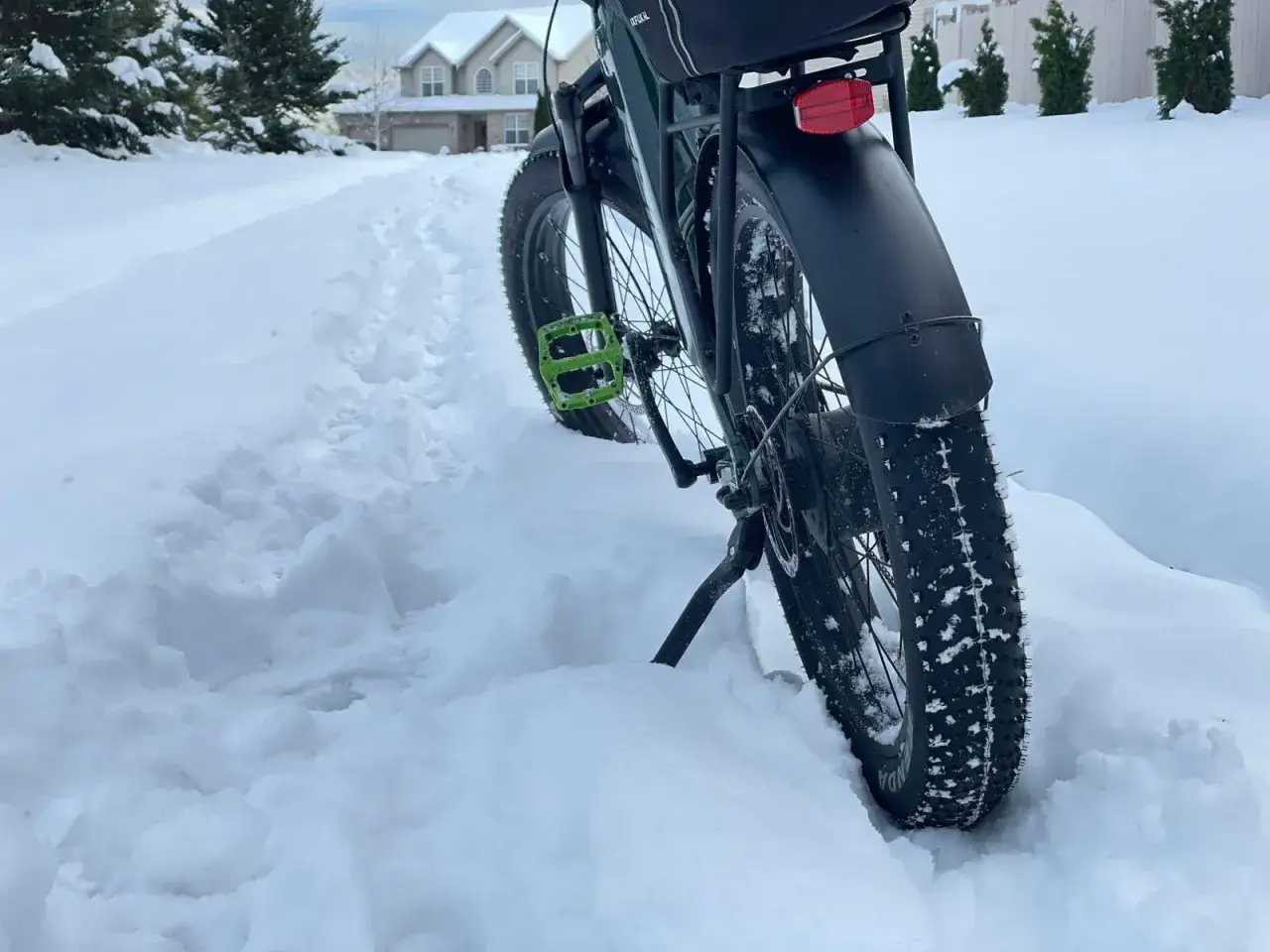 Ein Fatbike mit breiten Reifen bahnt sich seinen Weg durch tiefen Schnee. Perfekt für winterliche Abenteuer!
