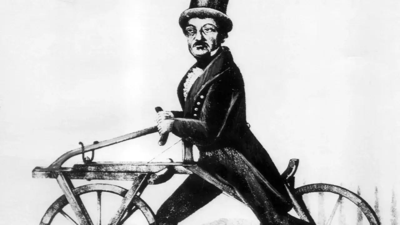 Karl Drais, der Erfinder des Fahrrads, auf seiner Laufmaschine.