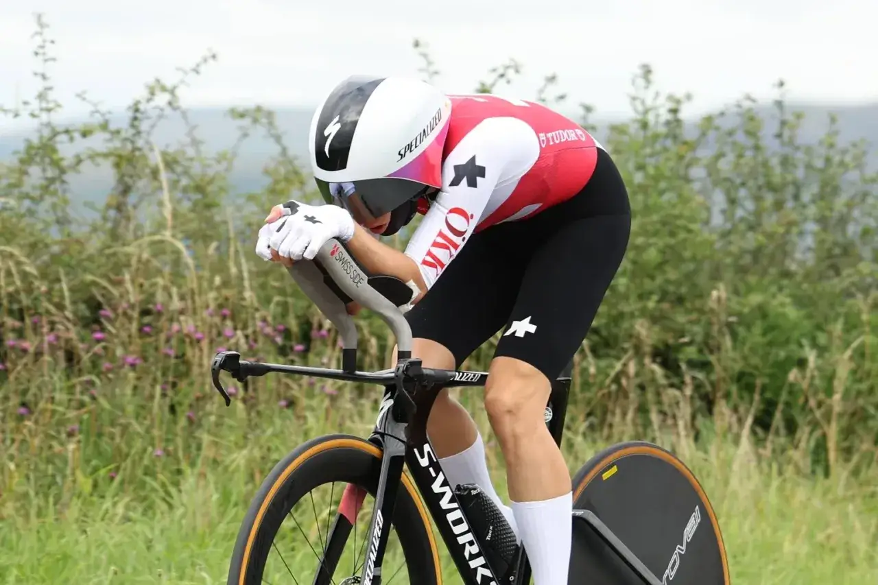 Marlen Reusser in voller Konzentration auf ihrem Zeitfahrrad, die Aerodynamik optimiert.