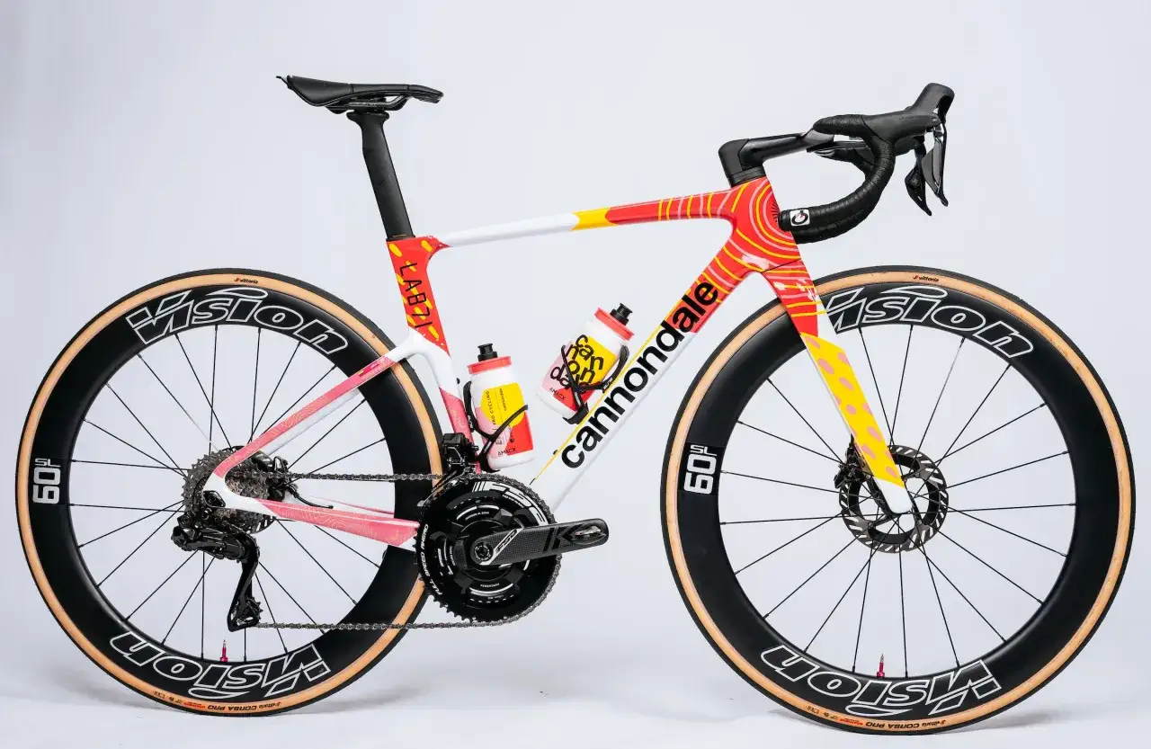 Ein Rennrad mit auffälligem Design in Rot, Gelb und Weiß. Die Aufschrift