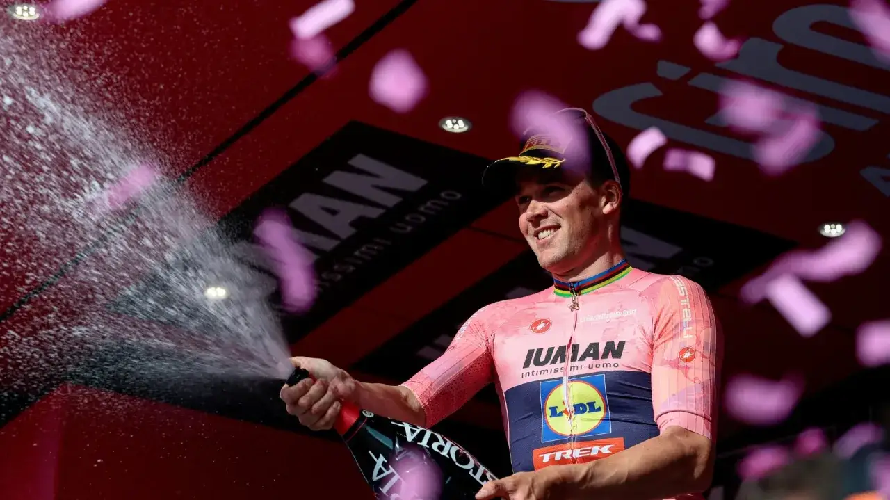 Giulio Ciccone feiert seinen Sieg mit Champagner und Konfetti.