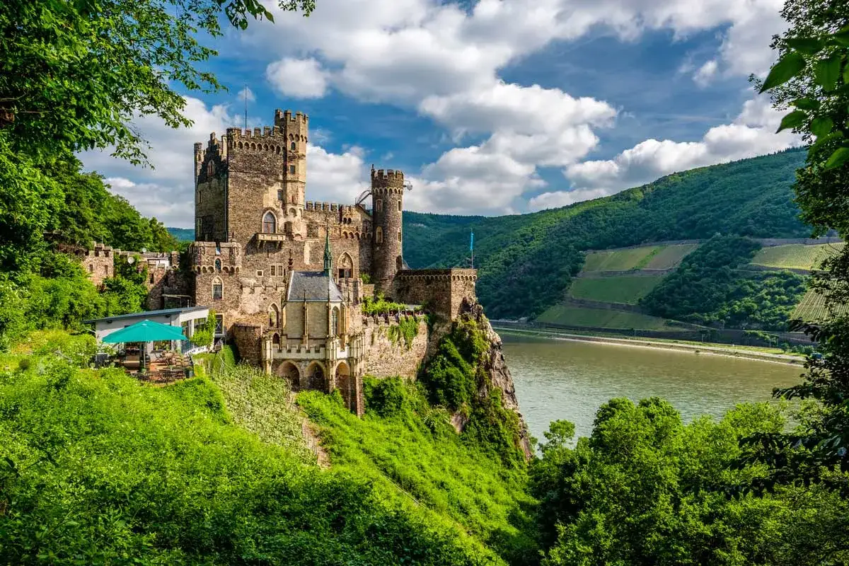 Burg Pfalzgrafenstein thront &uuml;ber dem Rhein. Perfekt f&uuml;r eine entspannte Rhein Fahrradtour mit Blick auf Weinberge.
