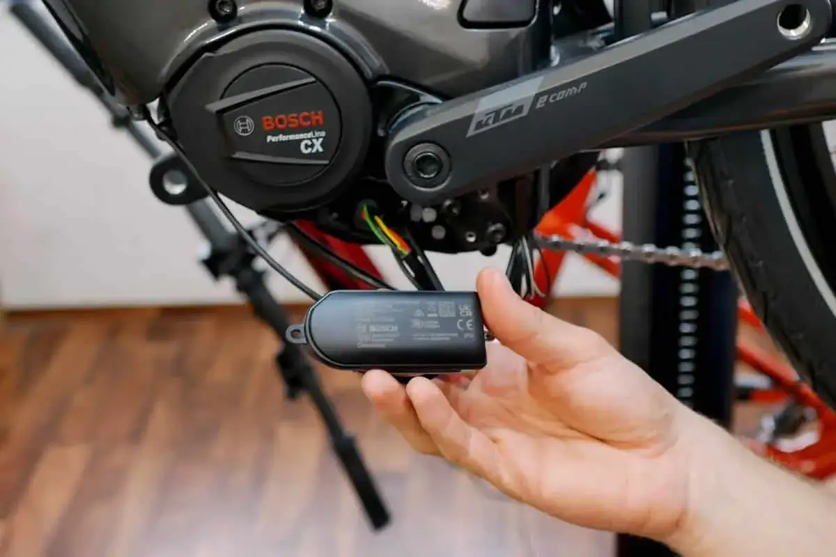Hand h&auml;lt Bosch Connect Modul zum Einbau am E-Bike Motor.