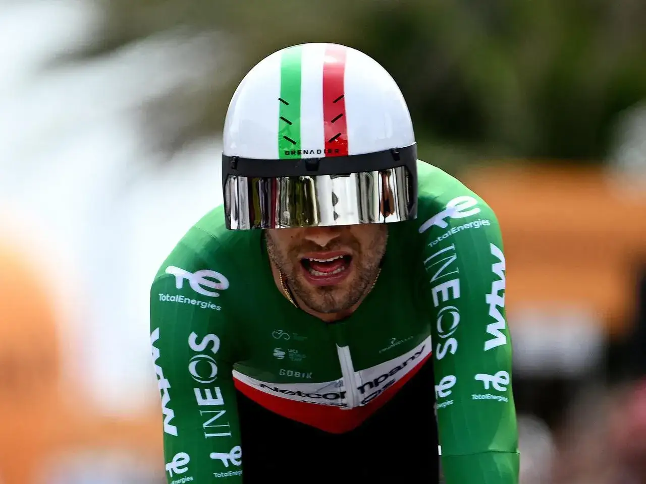 Radfahrer im grünen Trikot mit Spiegelvisier-Helm, bereit für die Giro Etappe heute.