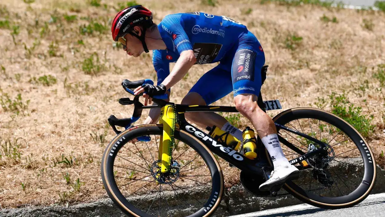 Jonas Vingegaard im blauen Trikot auf seinem Cervélo-Rad, bereit für die nächste Etappe. Sein Gehalt als Top-Fahrer ist wohl hoch.
