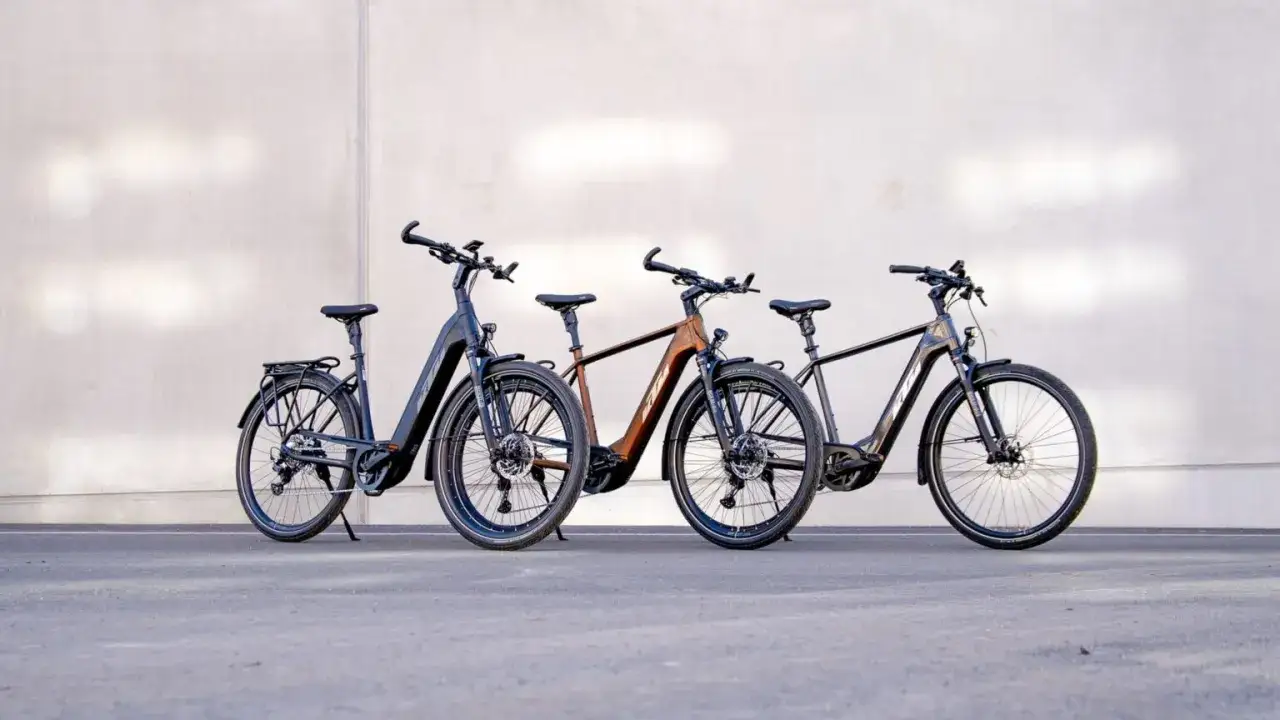 Drei KTM Macina E-Bikes nebeneinander. Der Unterschied zwischen dem Macina Style 720 und 730 ist subtil, aber sichtbar.