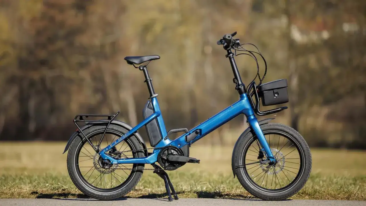 Blaues Cube Fold Hybrid 500 E-Bike im Test. Kompakt, faltbar und bereit für die Stadt.