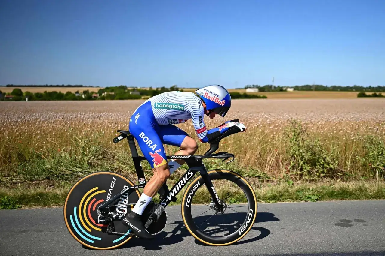 Ein Radfahrer in voller Fahrt, der die Aerodynamik demonstriert, wie sie bei der Tour de France funktioniert.