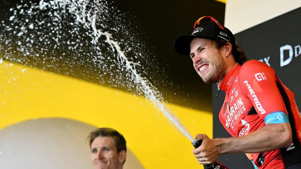 Phil Bauhaus feiert seinen Sieg mit Champagner.