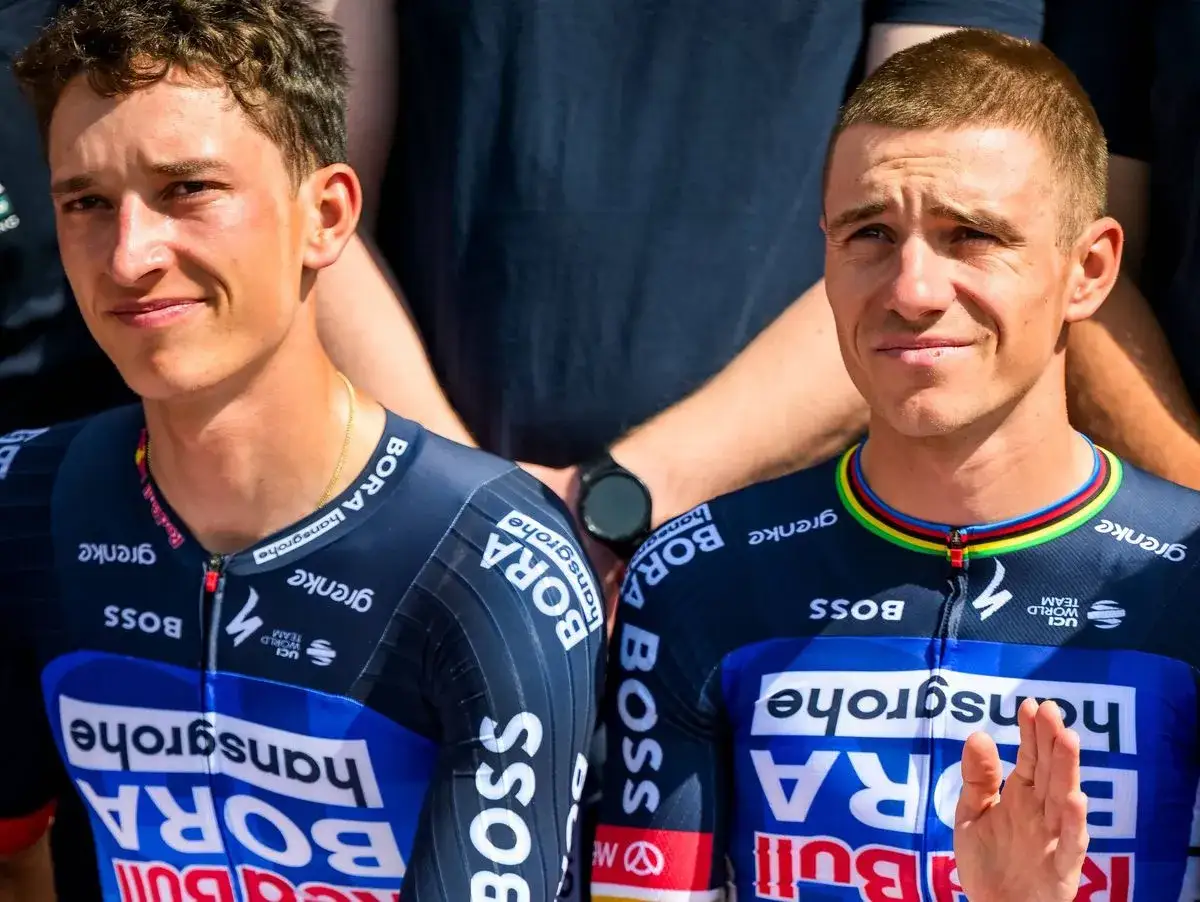 Zwei Radprofis in Trikots von BORA hansgrohe. Spekulationen über das Remco Evenepoel Gehalt kursieren.
