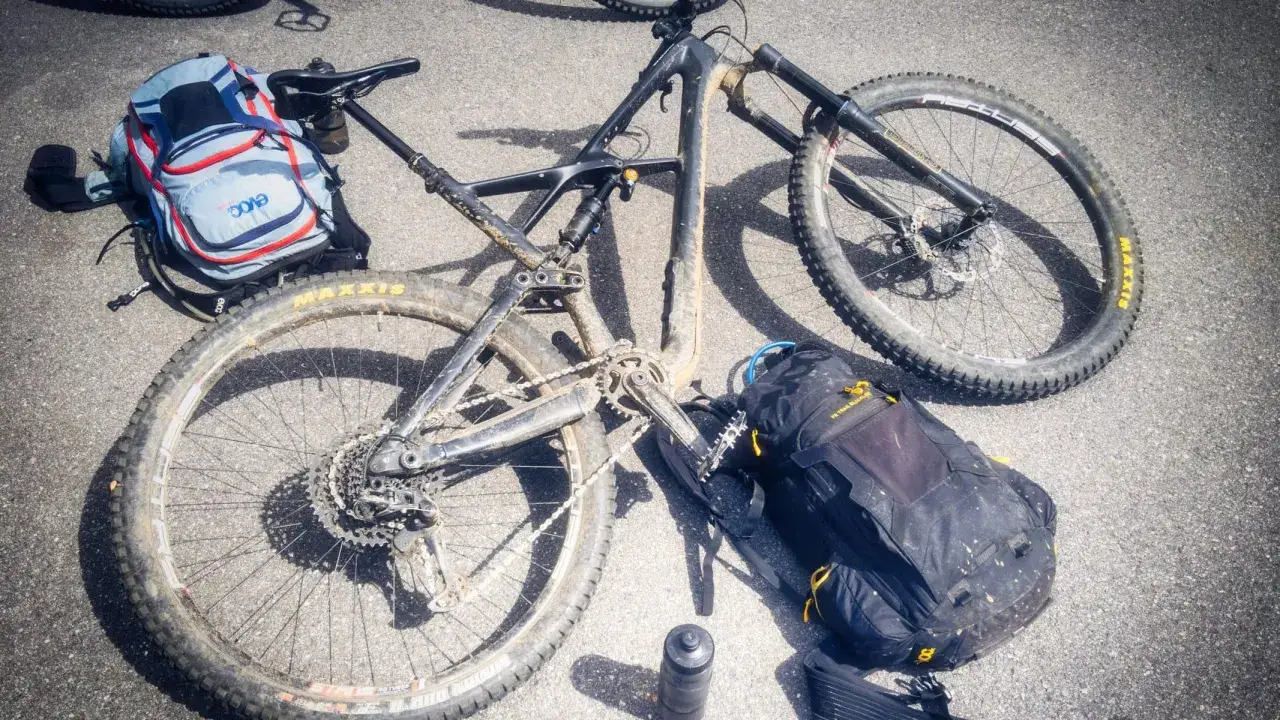 Schlammiges Mountainbike und Rucksäcke bereit für den Alpencross MTB.