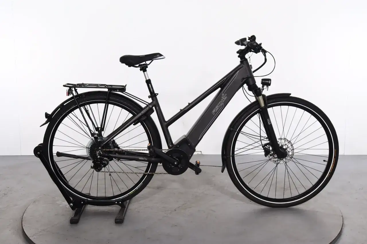 Schwarzes E-Bike Fischer Viator 6.0i im Test, mit Gepäckträger, Federgabel und Scheibenbremsen.