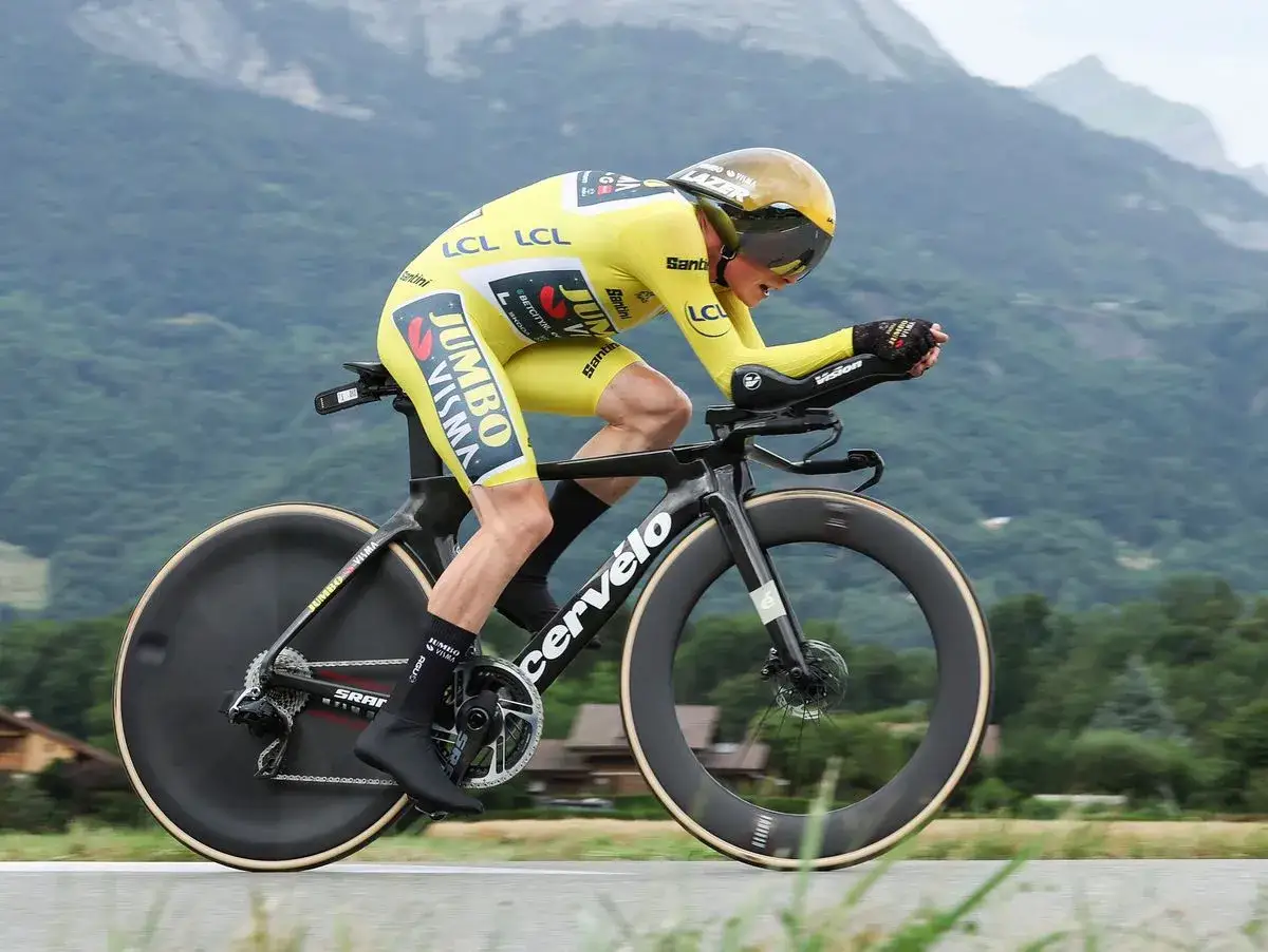 Gelber Fahrer im Zeitfahren bei der Tour de France, auf einem Cervélo-Rennrad, mit Blick auf Berge.