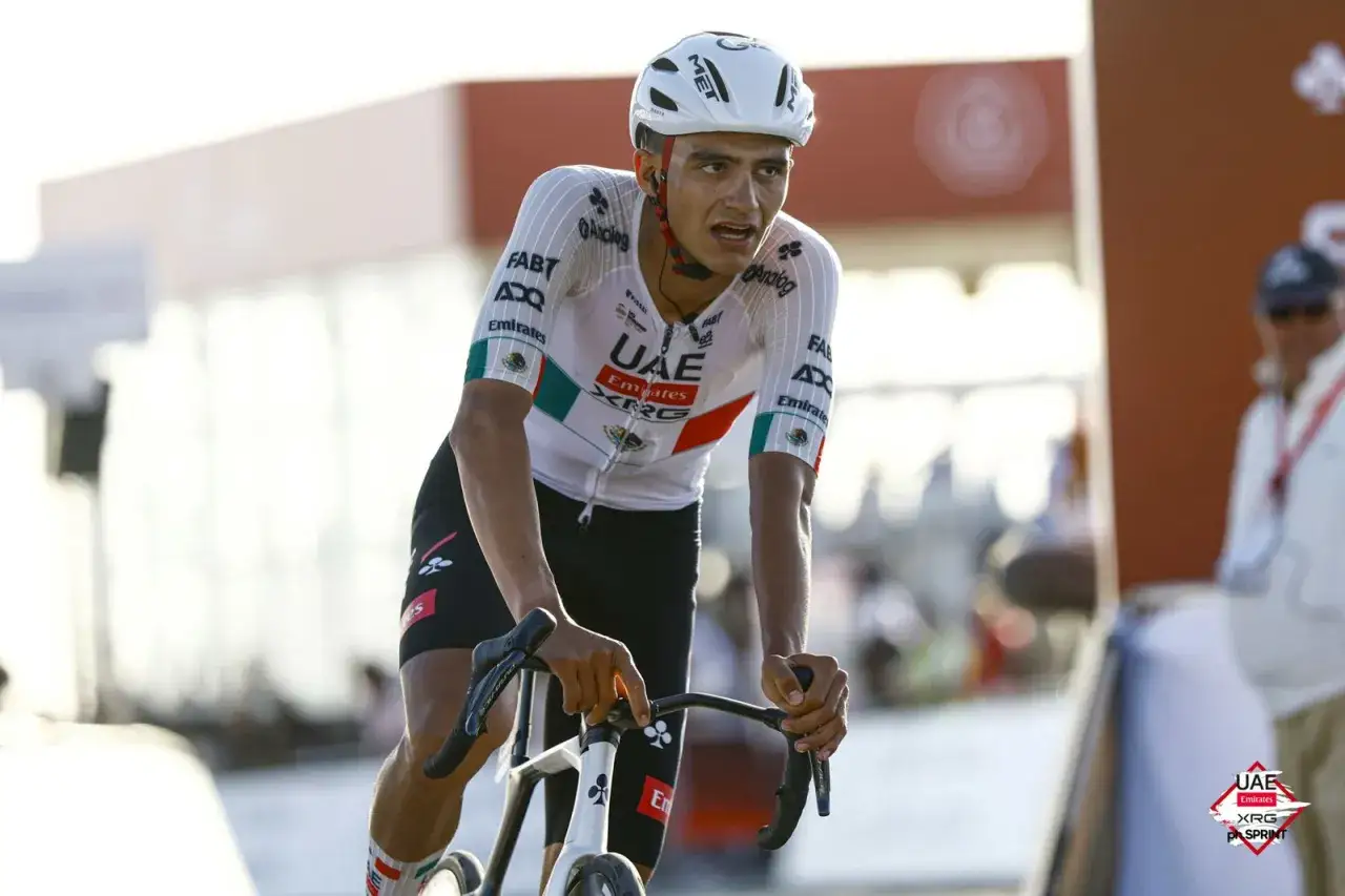 Isaac Del Toro, Radfahrer im UAE-Trikot, kämpft sich auf seinem Rennrad vorwärts.
