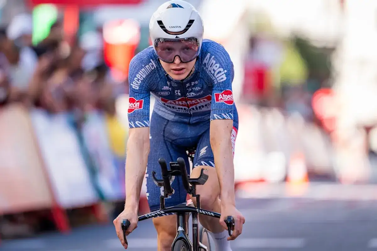 Juri Hollmann im Zeitfahr-Outfit, konzentriert auf dem Rennrad.