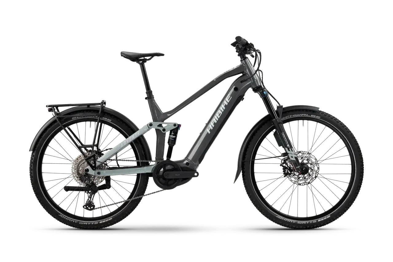Graues E-Bike mit Vollfederung, Gepäckträger und Schutzblechen. Der Haibike Adventr FS 11 Test zeigt ein robustes Rad für Abenteuer.