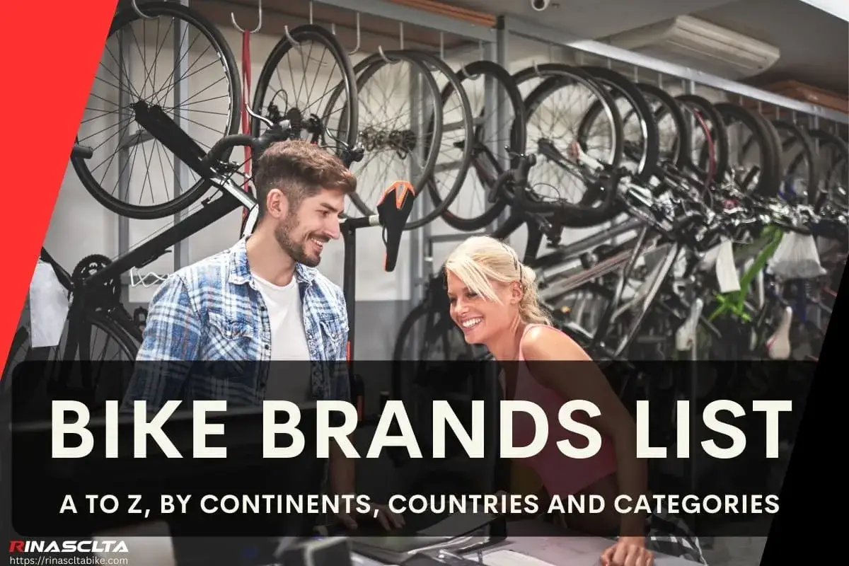 Ein Paar lacht vor einer Wand voller Fahrräder. Die Liste der Fahrradmarken ist alphabetisch geordnet.