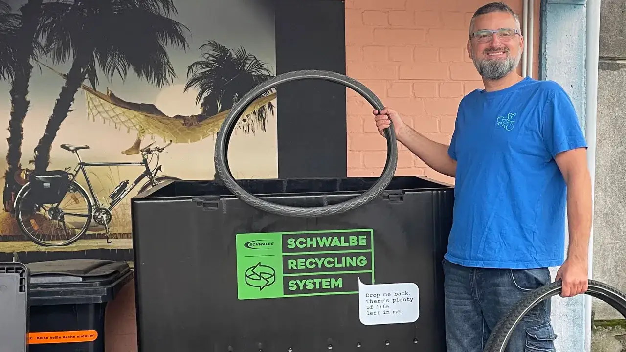 Mann h&auml;lt Fahrradreifen vor Schwalbe Recycling System. So wird Fahrradschlauch Recycling zum Kinderspiel.