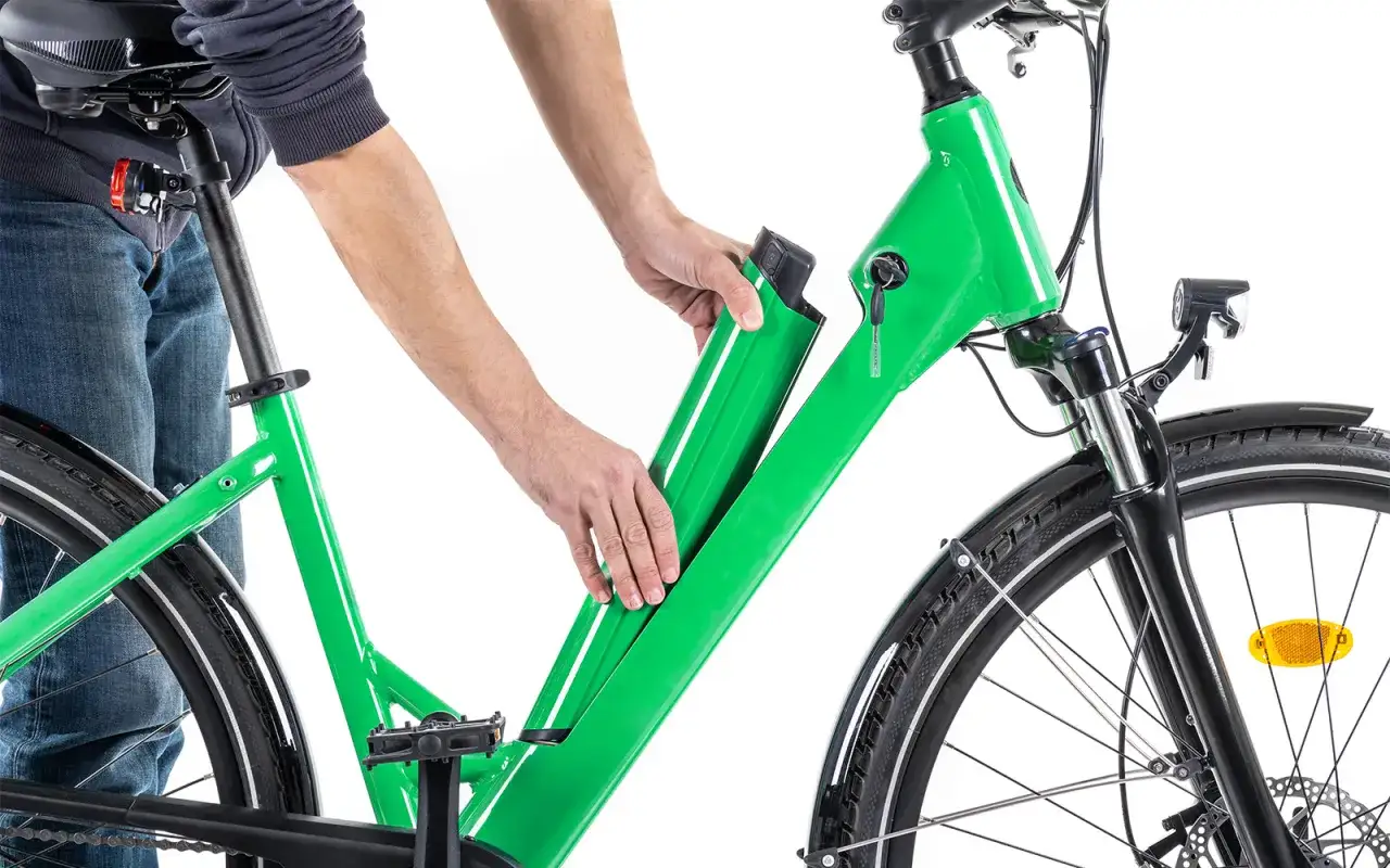 Mann entfernt gr&uuml;nen e bike akku. Korrektes e bike akku entsorgen ist wichtig f&uuml;r die Umwelt.