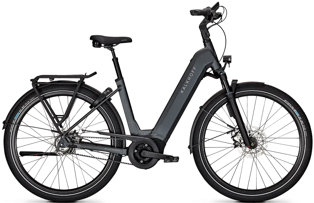 Dunkelgraues Kalkhoff Image 5.b Advance+ E-Bike mit Gepäckträger und Riemenantrieb, bereit für den Test.