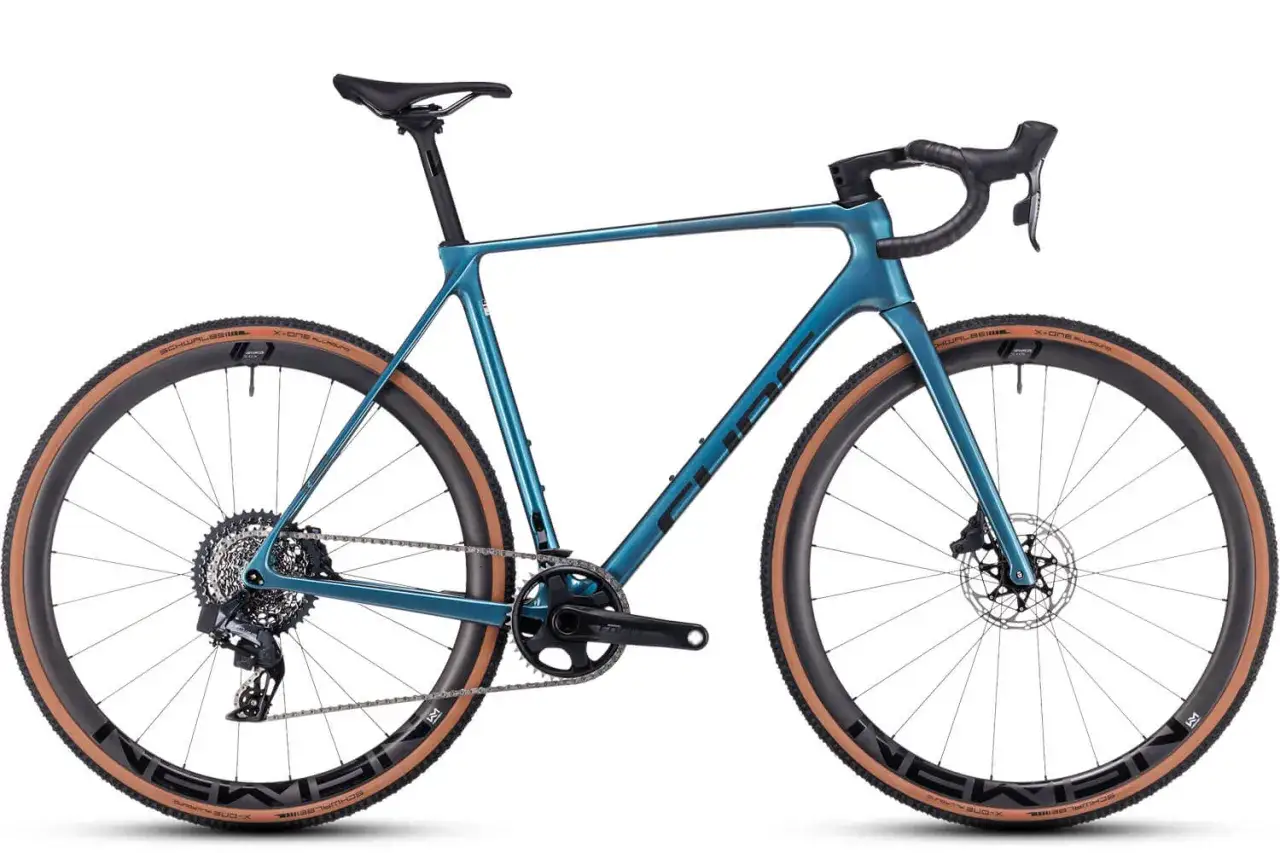 Ein blaues Cube Cross Race Test-Rad mit breiten Reifen und Scheibenbremsen, bereit f&uuml;r jedes Gel&auml;nde.