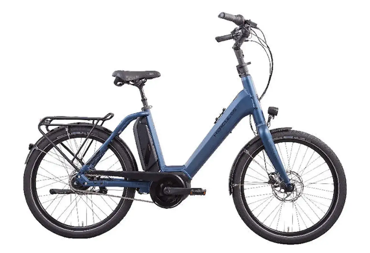 Hercules Futura Compact R8 24 Zoll Test: Ein blaues E-Bike mit Gepäckträger und integriertem Akku, bereit für den Praxistest.