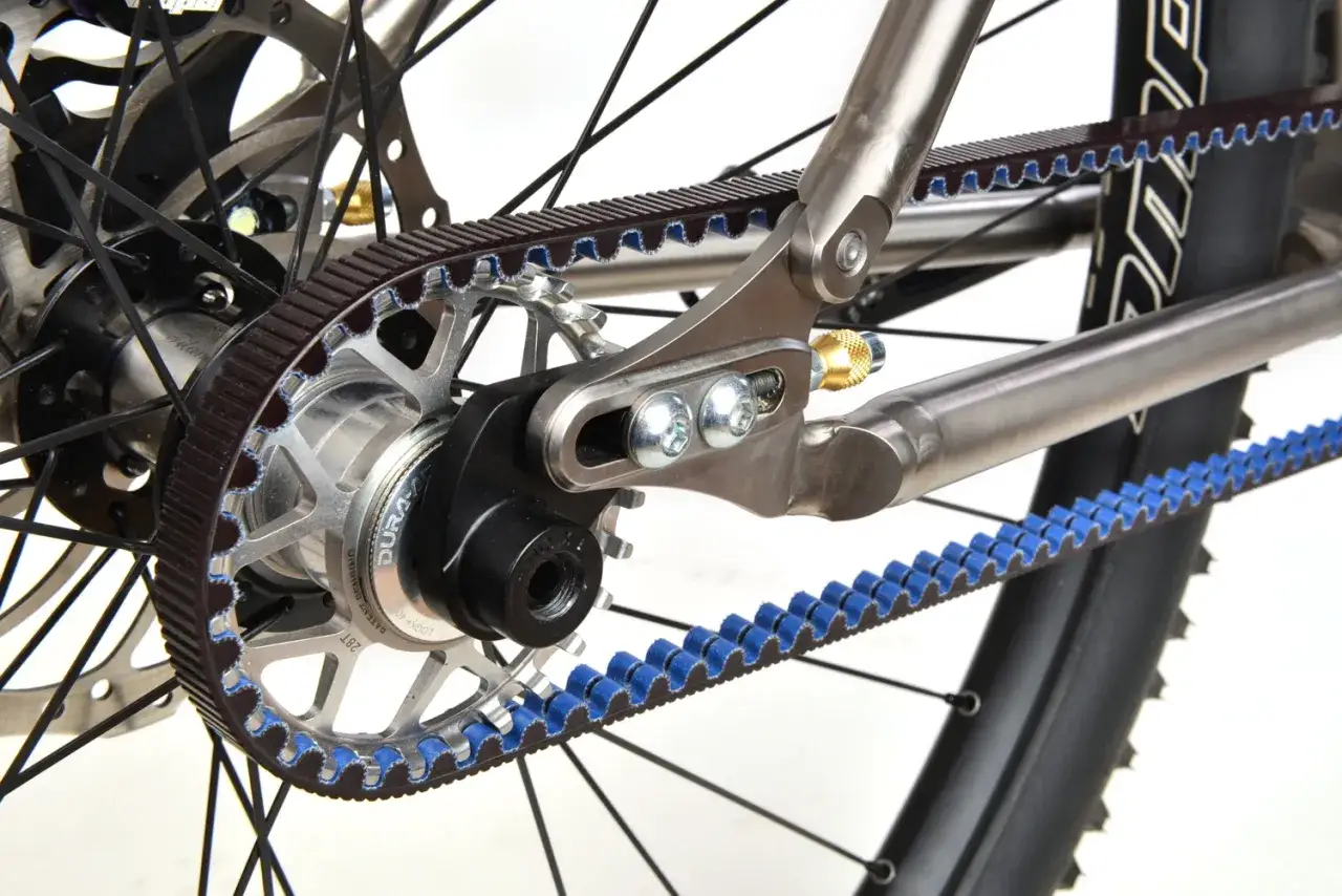 Detailaufnahme einer Fahrrad-Pinion-Schaltung mit Zahnriemenantrieb. Der Riemen l&auml;uft &uuml;ber ein Ritzel am Hinterrad und eine weitere Scheibe.