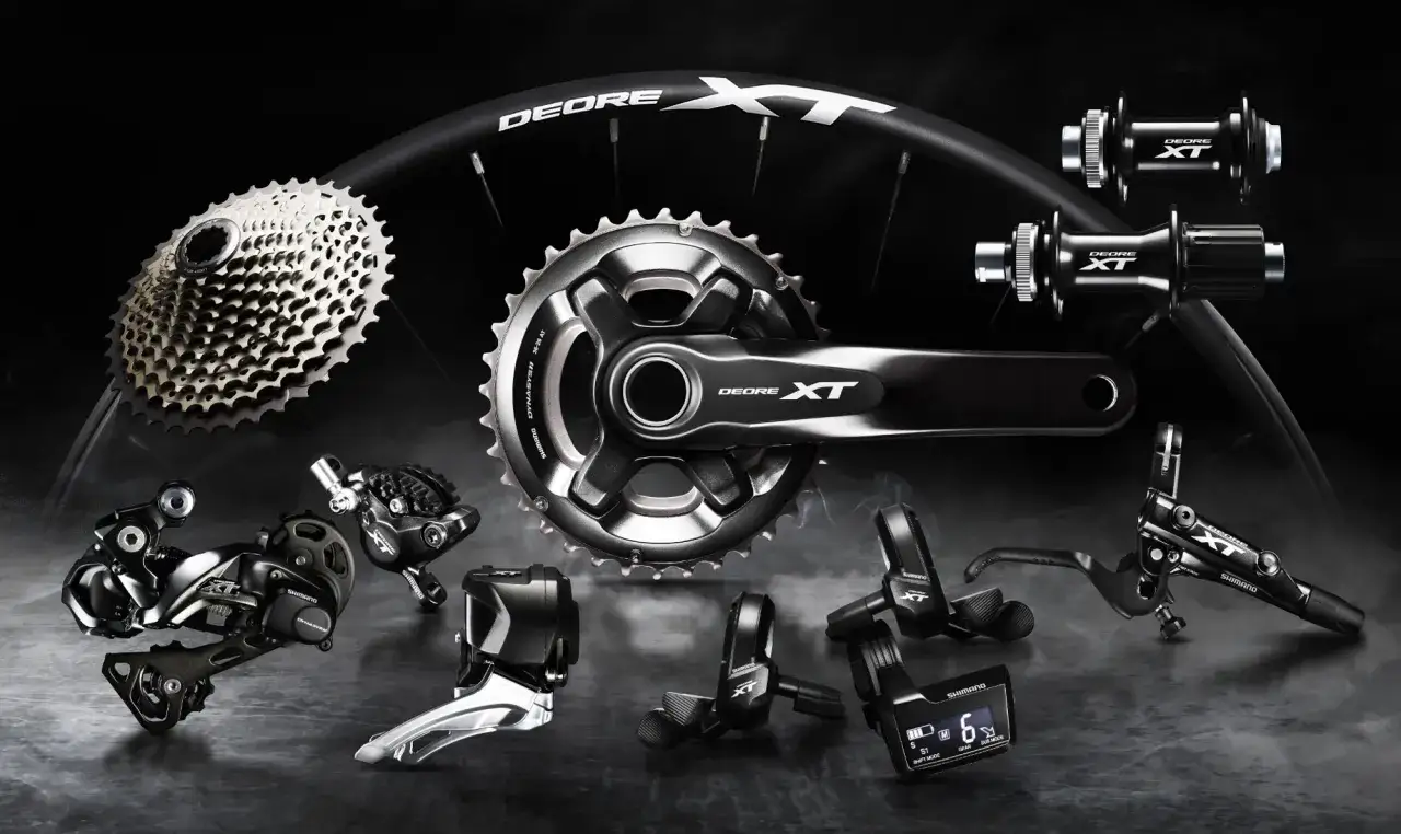 Shimano Deore XT di2 Schaltung: Kurbelgarnitur, Kassette, Schaltwerk, Umwerfer, Bremshebel und Naben.