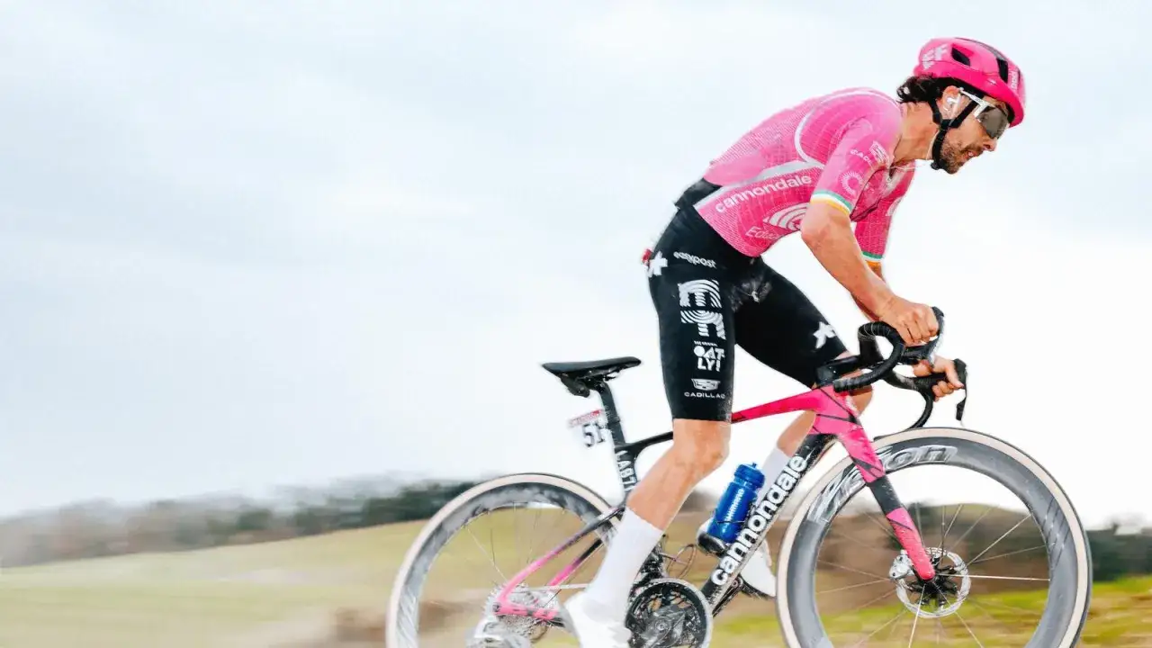 Jonas Rutsch im pinken Trikot k&auml;mpft sich auf seinem Rad durch die Landschaft.
